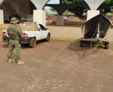 Barco com 2 mil pacotes de cigarros é apreendido pelas equipes da Operação Hórus em porto clandestino de Entre Rios do Oeste-PR