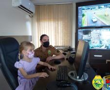 Pequena fã da PM comemora seu aniversário de 5 anos na sede do batalhão de Pato Branco, no interior do estado
