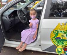Pequena fã da PM comemora seu aniversário de 5 anos na sede do batalhão de Pato Branco, no interior do estado