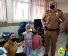 Pequena fã da PM comemora seu aniversário de 5 anos na sede do batalhão de Pato Branco, no interior do estado