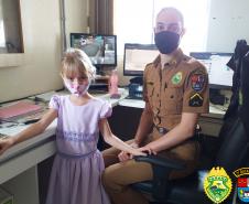 Pequena fã da PM comemora seu aniversário de 5 anos na sede do batalhão de Pato Branco, no interior do estado