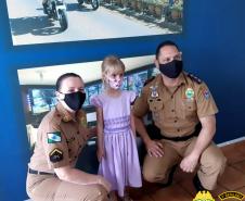 Pequena fã da PM comemora seu aniversário de 5 anos na sede do batalhão de Pato Branco, no interior do estado
