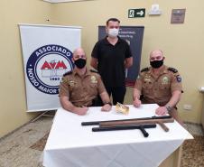 Oficiais da PM lançam livro sobre emprego de bastões em ocorrências policiais