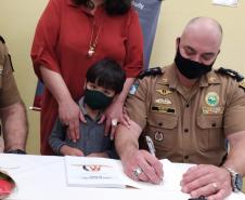 Oficiais da PM lançam livro sobre emprego de bastões em ocorrências policiais