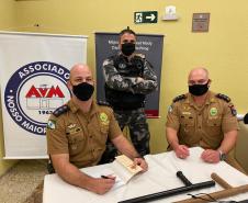 Oficiais da PM lançam livro sobre emprego de bastões em ocorrências policiais