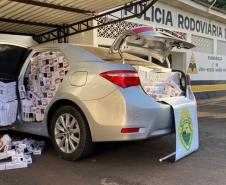 Batalhão rodoviário apreende 44 mil maços de cigarros contrabandeados e recupera carro roubado, em Cianorte (PR)