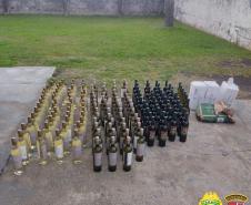 Em ocorrências separadas, policiais rodoviários apreendem grande quantidade de vinho e cigarro contrabandeado, no interior do Paraná