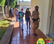 Família visita sede da PM de Ivaiporã (PR) para agradecer apoio no salvamento de recém-nascido