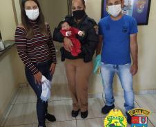 Família visita sede da PM de Ivaiporã (PR) para agradecer apoio no salvamento de recém-nascido