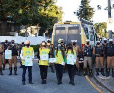 Em Curitiba, batalhão de trânsito reforça importância da denúncia e do combate ao abuso de crianças e adolescentes em blitz educativa