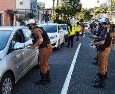 Em Curitiba, batalhão de trânsito reforça importância da denúncia e do combate ao abuso de crianças e adolescentes em blitz educativa