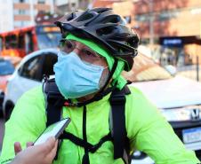 Ciclistas de Curitiba são abordados em blitz educativa da campanha Maio Amarelo