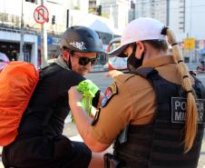 Ciclistas de Curitiba são abordados em blitz educativa da campanha Maio Amarelo