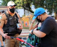 Ciclistas de Curitiba são abordados em blitz educativa da campanha Maio Amarelo