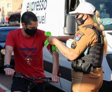 Ciclistas de Curitiba são abordados em blitz educativa da campanha Maio Amarelo