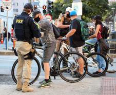 Ciclistas de Curitiba são abordados em blitz educativa da campanha Maio Amarelo