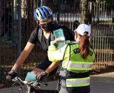 Ciclistas de Curitiba são abordados em blitz educativa da campanha Maio Amarelo