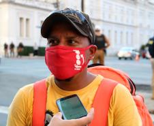 Ciclistas de Curitiba são abordados em blitz educativa da campanha Maio Amarelo