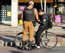 Ciclistas de Curitiba são abordados em blitz educativa da campanha Maio Amarelo