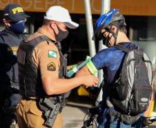 Ciclistas de Curitiba são abordados em blitz educativa da campanha Maio Amarelo
