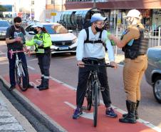 Ciclistas de Curitiba são abordados em blitz educativa da campanha Maio Amarelo