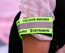Ciclistas de Curitiba são abordados em blitz educativa da campanha Maio Amarelo