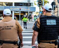 Ciclistas de Curitiba são abordados em blitz educativa da campanha Maio Amarelo