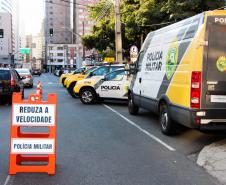 Ciclistas de Curitiba são abordados em blitz educativa da campanha Maio Amarelo