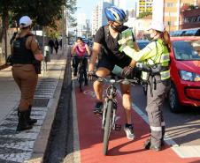 Ciclistas de Curitiba são abordados em blitz educativa da campanha Maio Amarelo