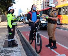 Ciclistas de Curitiba são abordados em blitz educativa da campanha Maio Amarelo