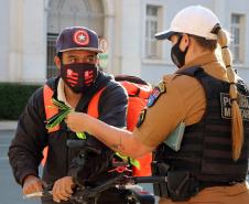 Ciclistas de Curitiba são abordados em blitz educativa da campanha Maio Amarelo