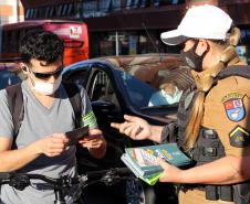 Ciclistas de Curitiba são abordados em blitz educativa da campanha Maio Amarelo