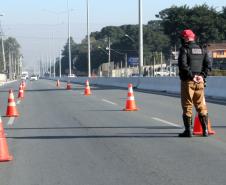 BPRv orienta motoristas sobre educação no trânsito durante blitz educativa na PR 415, em Pinhais (PR)