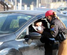 BPRv orienta motoristas sobre educação no trânsito durante blitz educativa na PR 415, em Pinhais (PR)