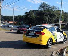 BPRv orienta motoristas sobre educação no trânsito durante blitz educativa na PR 415, em Pinhais (PR)