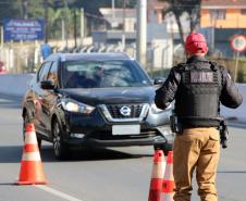 BPRv orienta motoristas sobre educação no trânsito durante blitz educativa na PR 415, em Pinhais (PR)