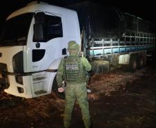 Caminhão com cerca de R$ 1,5 milhão em contrabando é apreendido durante Operação Hórus, em Entre Rios do Oeste (PR)
