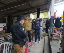 Polícia Militar aborda Arena de esportes no Umbará e 27 pessoas são autuadas por infringir medidas sanitárias