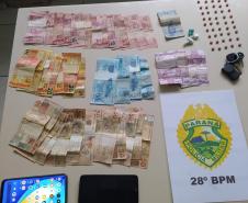 Em ocorrências distintas, PM apreende maconha, crack, ecstasy e dinheiro e encaminha suspeitos no Sudeste do PR