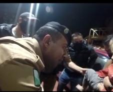 Criança engasgada é socorrida pelos policiais militares em Ponta Grossa (PR)