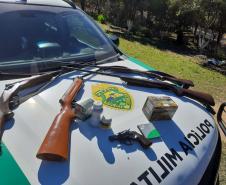 Polícia Ambiental apreende quatro armas e 12 pássaros silvestres em Rio Negro (PR)