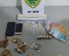 Nos Campos Gerais, PM prende três pessoas e apreende 42 porções de drogas e uma espingarda