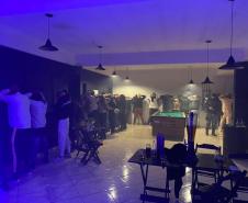 Polícia encontra mais de 800 pessoas em aglomerações e fecha pontos comerciais em Curitiba