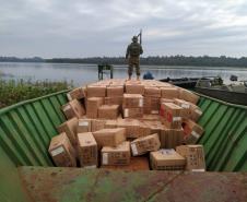 Apreensão de barco e caixas de cigarros em Guaíra durante operação na fronteira causa prejuízo de R$ 1,8 milhão ao crime organizado