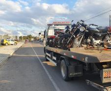 PM faz operação de trânsito e apreende 25 motocicletas no Parque Linear em Colombo (PR)