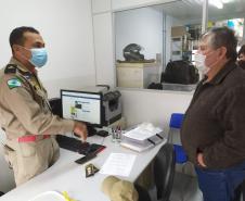 Compositor da melodia do hino da PMPR visita o 2º Colégio da Polícia Militar em Londrina, no Norte do estado