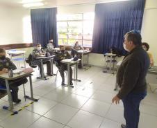 Compositor da melodia do hino da PMPR visita o 2º Colégio da Polícia Militar em Londrina, no Norte do estado