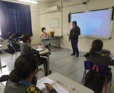 Compositor da melodia do hino da PMPR visita o 2º Colégio da Polícia Militar em Londrina, no Norte do estado