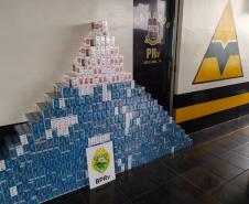 Denúncia anônima auxilia PM a apreender carro carregado com 500 pacotes de cigarros contrabandeados, em Assis Chateaubriand
