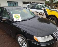 Denúncia anônima auxilia PM a apreender carro carregado com 500 pacotes de cigarros contrabandeados, em Assis Chateaubriand